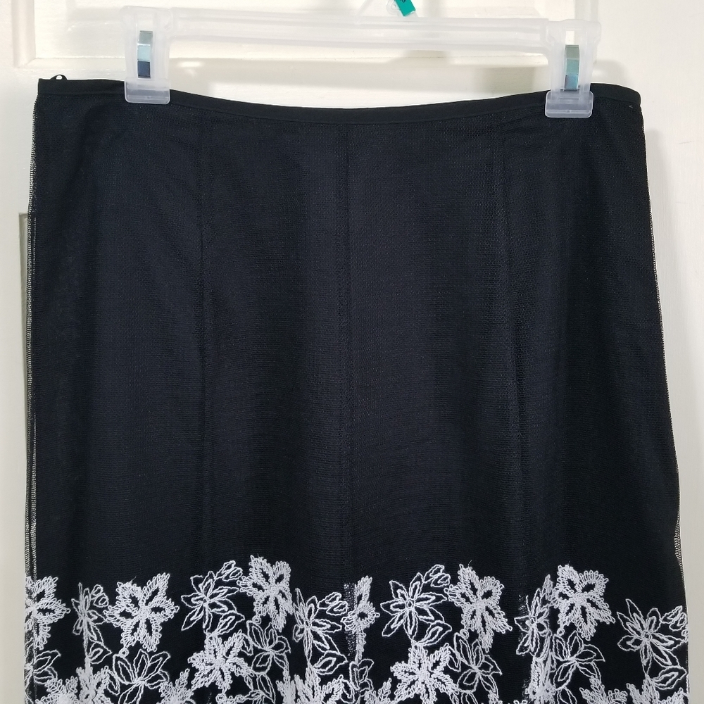 White House Black Market Floral EMBROIDERED Skirt - Picture 2 of 8